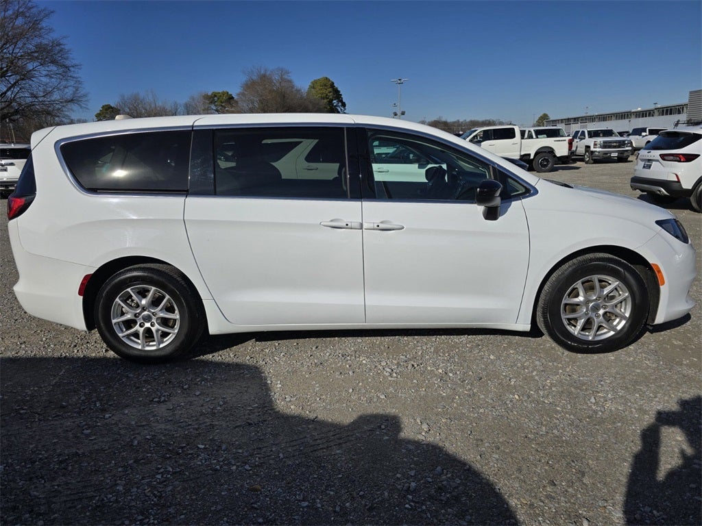 2024 Chrysler Voyager LX