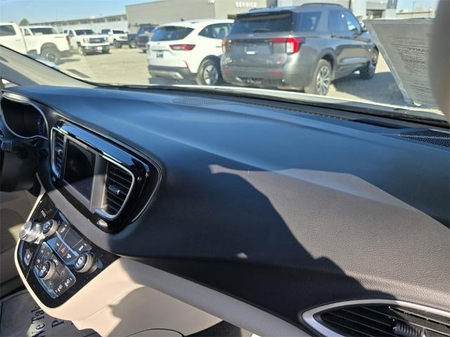 2024 Chrysler Voyager LX