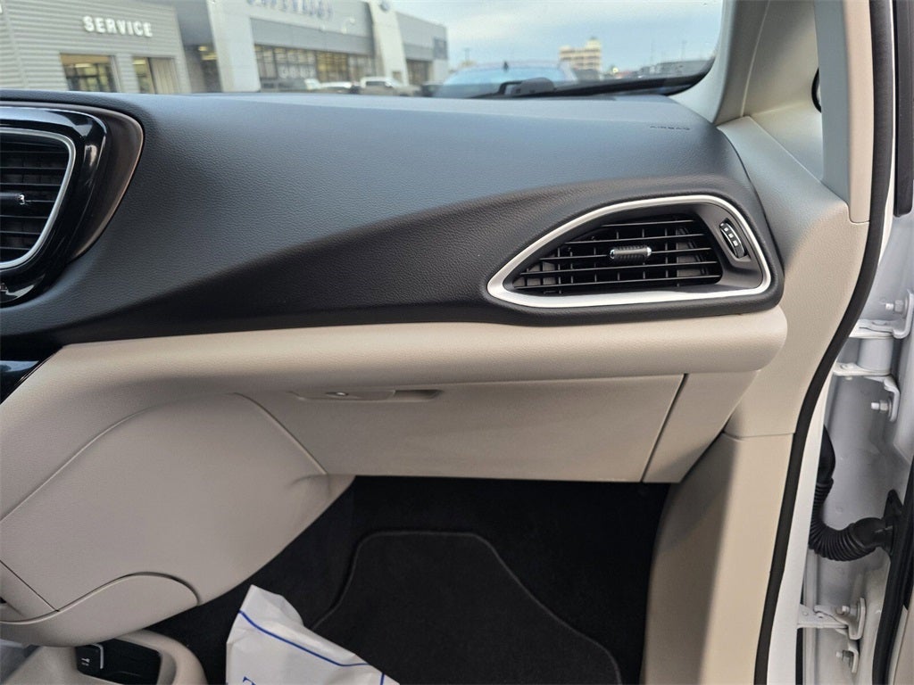 2024 Chrysler Voyager LX